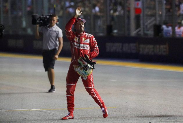 Je to tam. Kvalifikaci na Velkou cenu Singapuru formule 1 vyhrál Sebastian Vettel z Ferrari.