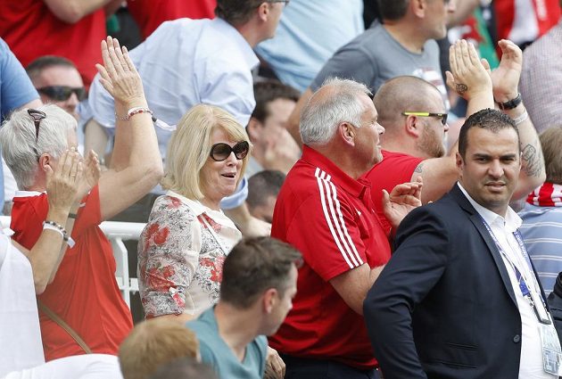 Rodiče velšské hvězdy Garetha Balea, Debbie a Frank, oslavují gól svého syna proti Anglii na EURO 2016.