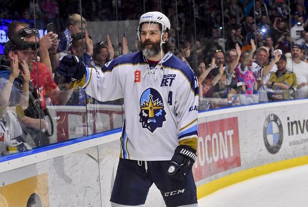 Jaromír Jágr z Kladna oslavuje s fanoušky postup do extraligy, který si hokejisté zajistili už v předchozím zápase v Českých Budějovicích.