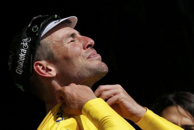 Britský spurtér Mark Cavendish se obléká do žlutého trikotu, po úvodní etapě vede Tour de France.