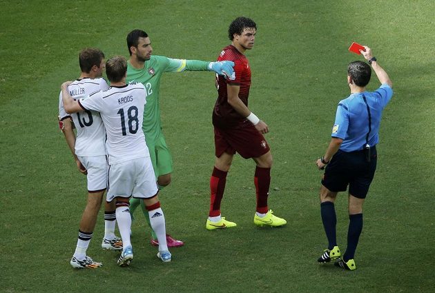 Rozhodčí Milorad Mazic (vpravo) ukazuje červenou kartu Portugalci Pepemu (uprostřed) v utkání MS s Německem.