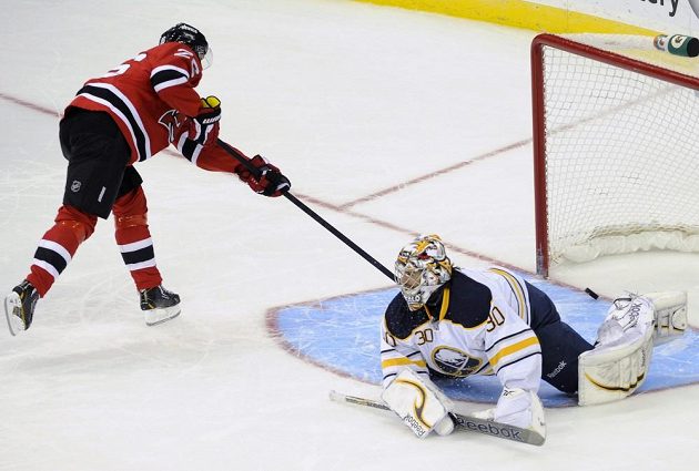 Útočník New Jersey Devils Patrik Eliáš (vlevo) předvedl v samostatných nájezdech proti brankáři Buffala Millerovi perfektní blafák.