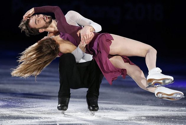 Druzí nejlepší krasobruslařští tanečníci Gabriella Papadakisová a Guillaume Cizeron z Francie při exhibici. Tentokrát bez problémů s kostýmem.