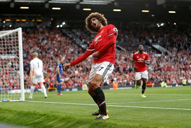 Marouane Fellaini slaví druhý gól Manchesteru United v utkání s Leicesterem v Premier League. United slaví tři body po výhře 2:0.