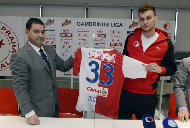 Nová posila pražské Slavie Dávid Škutka pózuje s dresem. Vlevo generální ředitel klubu Zbyněk Kusý.