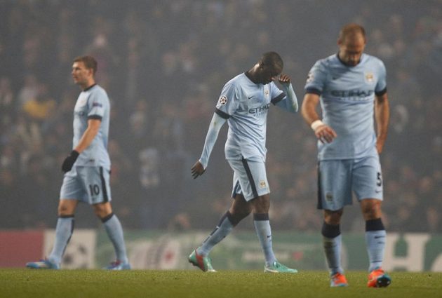 Fotbalista Manchesteru City Yaya Touré (uprostřed) opouští hřiště poté, co v duelu Ligy mistrů proti CSKA Moskva dostal červenou kartu.