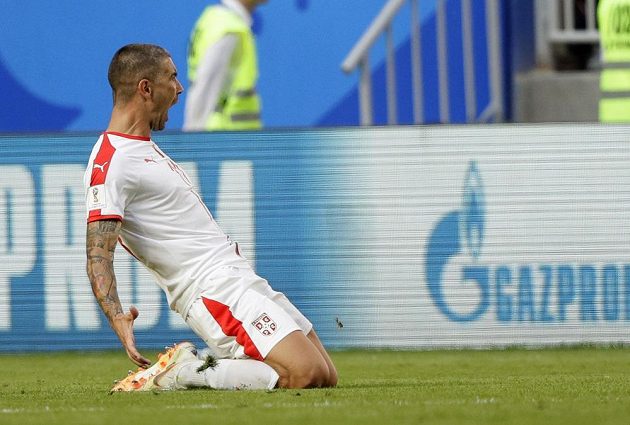 Serb Aleksandar Kolarov slaví, překonal kostarického brankáře Keylora Navase a přiblížil svůj tým k vítězství v utkání MS.