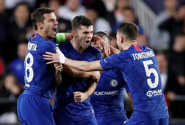 Christian Pulisic (uprostřed) se raduje se spoluhráči z Chelsea z gólu ve Valencii.