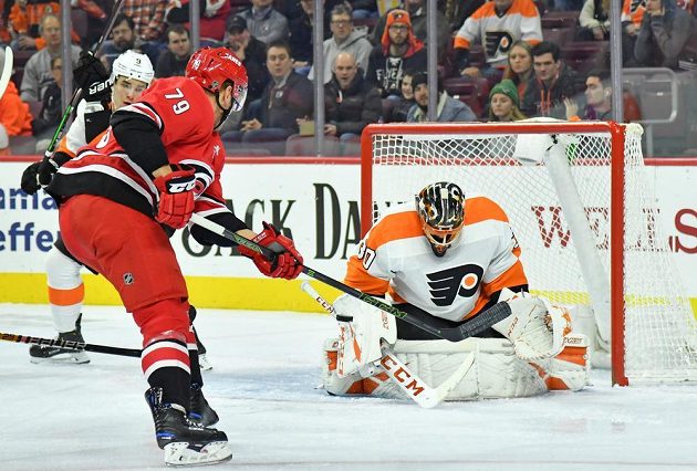 Gólman Philadelphie Flyers Michal Neuvirth zasahuje v utkání NHL s Carolinou Hurricanes.