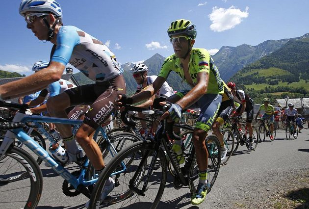 Romain Bardet (vlevo) a Alberto Contador při jednom ze stoupání v osmé etapě Tour.
