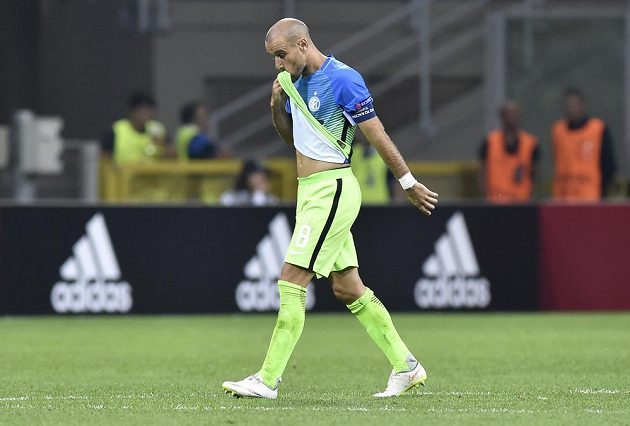 Frustrovaný argentinský útočník ve službách Interu Milán Rodrigo Palacio opouští hrací plochu.