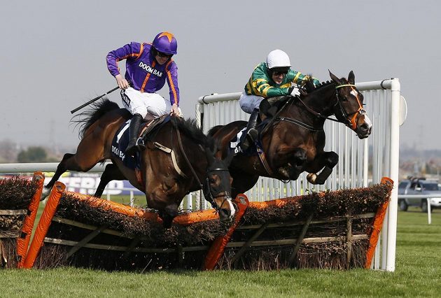 Boj o první místo! Arctic Fire s Rubym Walshem (vlevo) už mají problémy, pro vítězství při Aintree Hurdle během Grand National Festivalu letí Jezki s žokejem Tonym McCoyem.