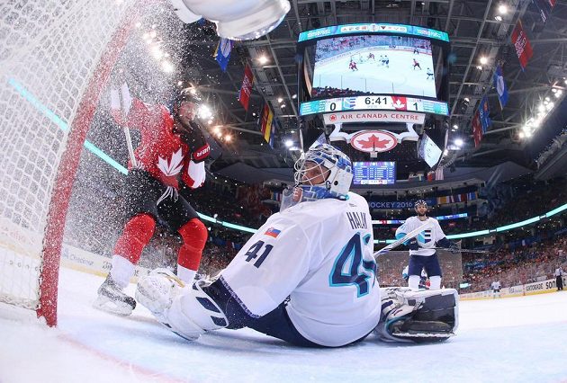 Kanaďan Steven Stamkos (vlevo) se raduje. Právě překonal brankáře Výběru Evropy Jaroslava Haláka.