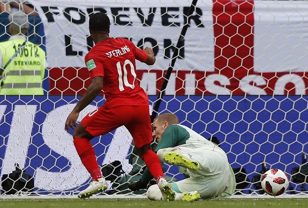 Anglický útočník Raheem Sterling tváří v tvář gólmanovi Švédska Robinu Olsenovi neuspěl.
