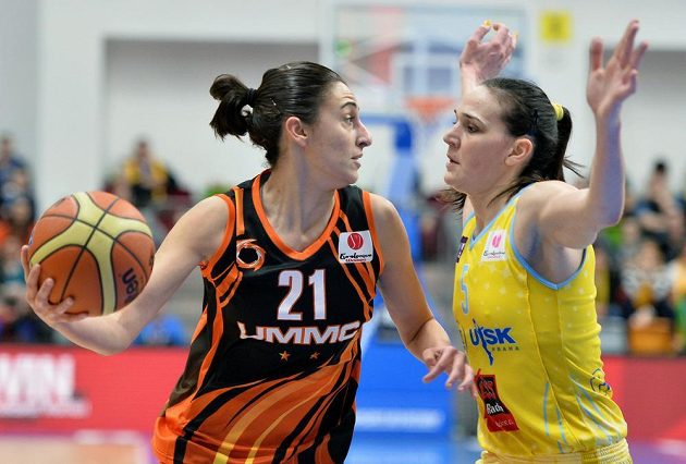 Albu Torrensovou z Jekatěrinburgu brání Sonja Petrovičová z USK Praha (vpravo).