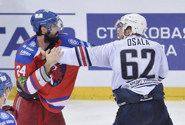 Ryan O'Byrne (vlevo) ze Lva a Oskar Osala z Magnitogorsku měří síly v pěstním souboji po skončení čtvrtého finálového utkání KHL v Praze.