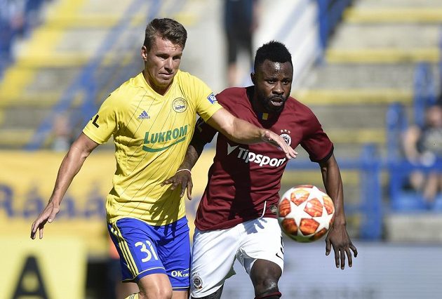 Zleva Zdeněk Folprecht ze Zlína a Guélor Kanga ze Sparty v duelu devátého kola první ligy