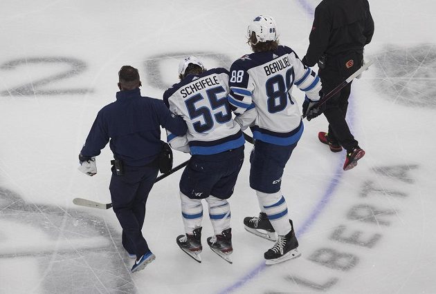 Hvězdný útočník Winnipegu Jets Mark Scheifele opustil ledovou plochu jen za pomoci doprovodu.