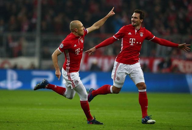 Arjen Robben z Bayernu se raduje společně s Matsem Hummelsem z gólu do branky Arsenalu.