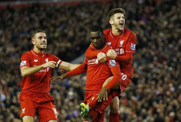 Christian Benteke (uprostřed) oslavuje se spoluhráči z Liverpoolu gól v síti Leicesteru.