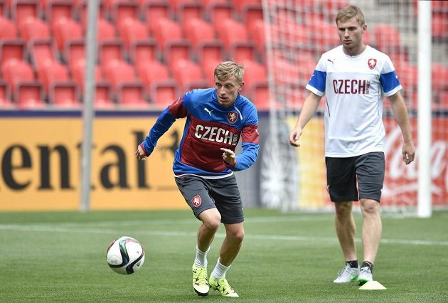 Sparťané Ladislav Krejčí (vlevo) a Jakub Brabec během tréninku před středečním utkáním ME 21 s Dánskem.