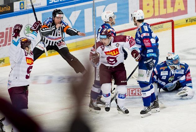 Útočník Sparty Jaroslav Hlinka (uprostřed) se raduje z gólu. Vpravo je brankář Komety Marek Čiliak během čtvrtfinále play off hokejové extraligy.
