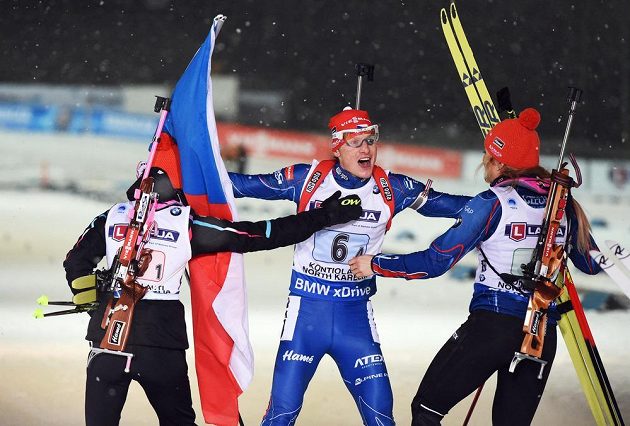 Ondřej Moravec v cíli jako první! Zlato ze smíšené štafety s ním mohly slavit i Veronika Vítková (vlevo) a Gabriela Soukalová.
