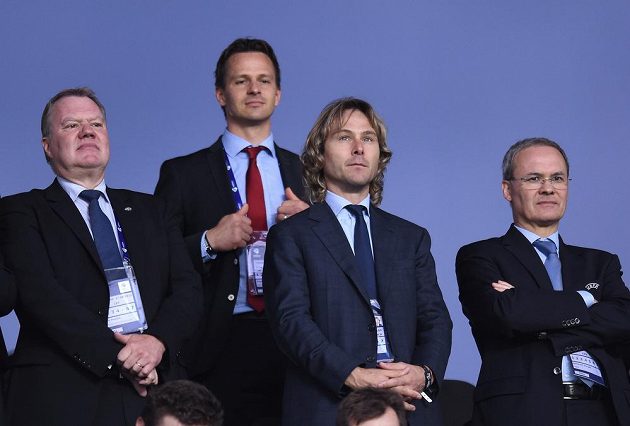 Pavel Nedvěd sleduje semifinálové utkání EURO 2015 hráčů do 21 let mezi Švédskem a Dánskem v Praze.