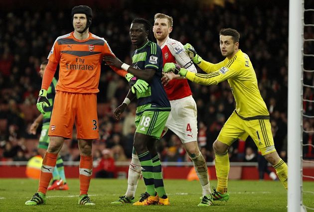 Petr Čech z Arsenalu v závěru utkání se Swansea vyrazil do pokutového území soupeře. Druhý zprava jeho spoluhráč Per Mertesacker, druhý zleva Bafetimbi Gomis a nebezpečné situaci čelí i brankář Lukasz Fabianski.