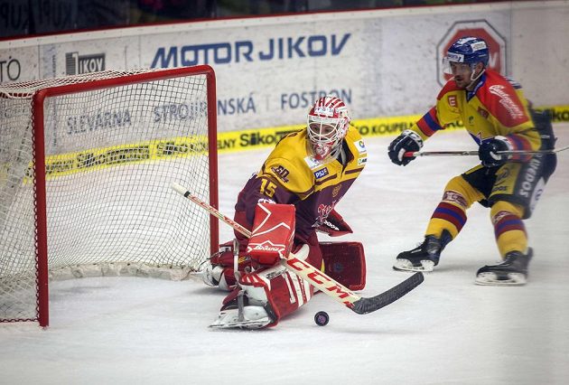 Zákrok jihlavského brankáře Miroslava Svobody během utkání 4. kola baráže o hokejovou extraligu na ledě Motoru České Budějovice.