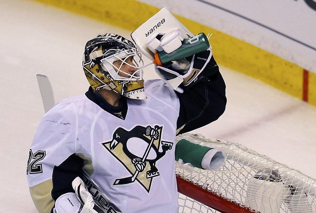 Tomáš Vokoun tentokrát pochytal 38 střel, ale ani to Tučňákům ve třetím zápase nestačilo.