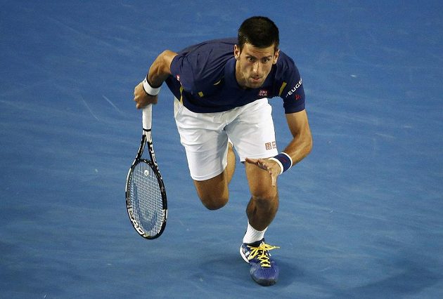 Srbský tenista Novak Djokovič sprintuje za míčkem v utkání s Japoncem Nišikorim.