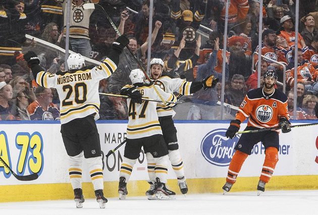 Hokejisté Bostonu Joakim Nordström (20), Torey Krug (47) a David Pastrňák (88) oslavují vítězný gól v prodloužení proti Edmontonu.