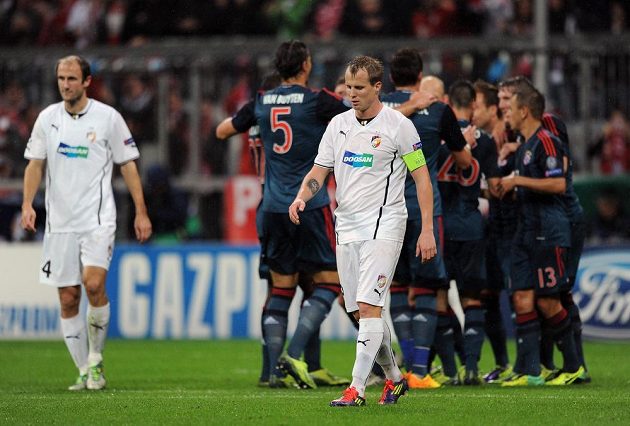 Fotbalisté Bayernu slaví třetí gól v plzeňské síti. Vpředu zklamaný plzeňský obránce David Limberský, vlevo stoper Roman Hubník.