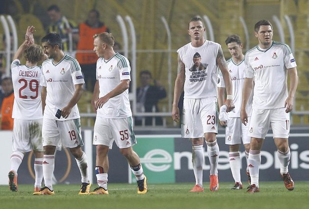Fotbalisté Lokomotivu Moskva zdraví fanoušky po prohře 0:2 na hřišti Fenerbahce Istanbul. Třetí zprava je Dmitrij Tarasov s provokativním trikem vyobrazujícím Vladimira Putina.