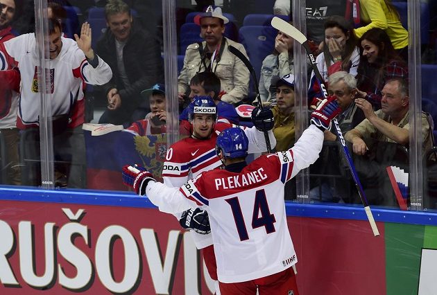 Čeští útočníci Roman Červenka a Tomáš Plekanec se radují z gólu proti Rusku v zápase MS.