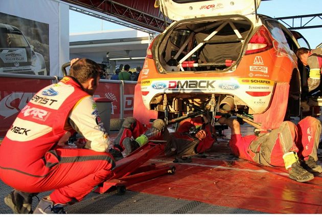 Ford Fiesta WRC Martina Prokopa v servisní zóně Portugalské rallye.
