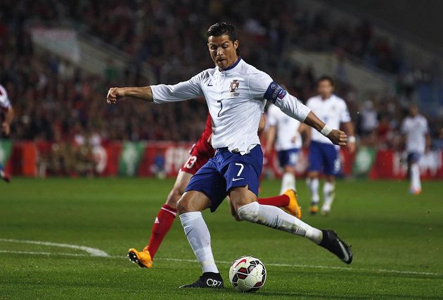 Cristiano Ronaldo, autor jediného gólu v utkání Portugalska proti Arménii, pálí na branku.