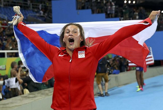 Oštěpařka Barbora Špotáková se raduje ze zisku bronzové medaile na OH v Riu.