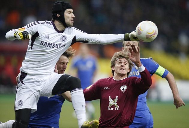 Brankář Petr Čech z Chelsea zasahuje před nabíhajícím Vladimírem Djadjunem z Kazaně.