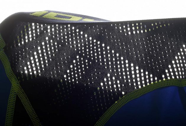 Šortky Under Armour Heatgear Armourvent Compression Shorts - detail diverzifikované perforace.