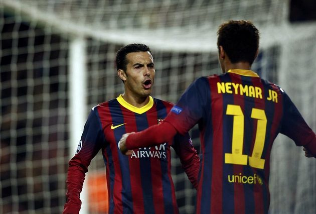 Útočníci Barcelony Pedro Rodríguez (vlevo) a Neymar se radují z gólu v utkání proti Celtiku.