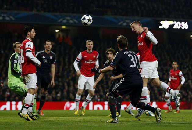 Lukas Podolski (druhý zprava) střílí gól Arsenalu v duelu Ligy mistrů s Bayernem Mnichov.