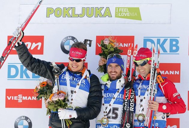 Vítěz závodu s hromadným startem Jean Gauillaume Beatrix (uprostřed), vlevo druhý Nor Emil Hegle Svendsen a třetí jeho krajan Ole Einar Björndalen.