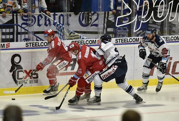 Třinečtí hokejisté Jan Hladonik a Patrik Hrehorčák, dále Nicolas Werbik a Peter Trška, oba z Vítkovic během extraligového utkání.