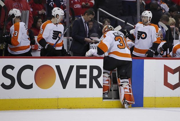 Brankář Philadelphie Michal Neuvirth odchází po pátém gólu v utkání s Washingtonem z ledu.