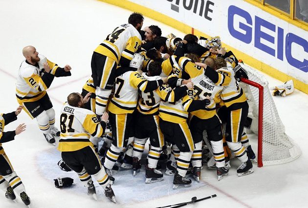 Hotovo! Hokejisté Pittsburghu Penguins vyhráli na ledě Nashvillu Predators a můžou slavit obhajobu Stanley Cupu.