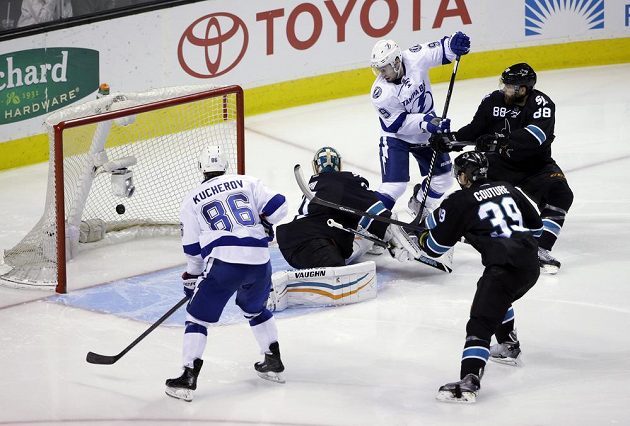 Puk je v bráně San Jose, střelec gólu Tampy Ondřej Palát není na snímku, brankáře Anttiho Niemiho obtěžují Nikita Kucherov (86) a Tyler Johnson (9). Logan Couture (39) a Brent Burns (88) už jen přihlížejí.