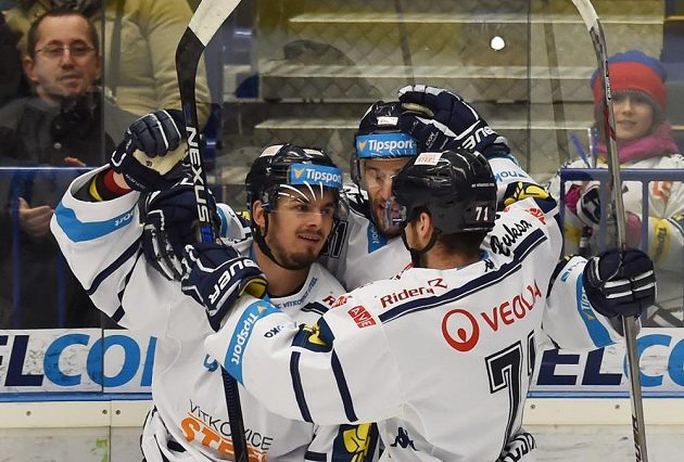 Vítkovičtí hokejisté slaví gól proti Spartě v utkání 42. kola Tipsport extraligy.