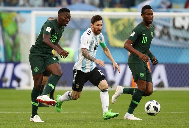 Argentinec Lionl Messi (10) a bránící Nigerijci Kenneth Omeruo (22) a John Obi Mikel.